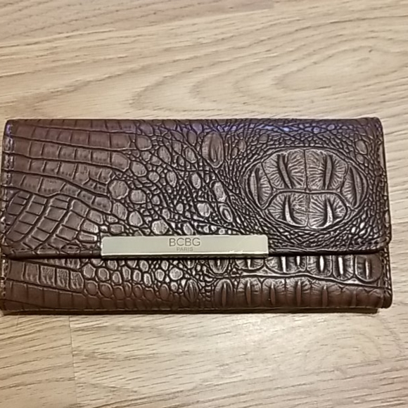 BCBG PARIS Tri-Fold Wallet - Boxed - Picture 4 of 13